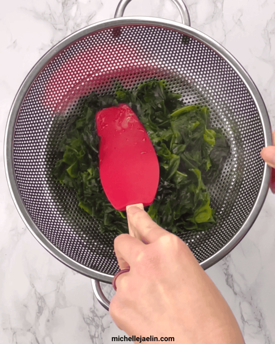 Draining and pressing wakame